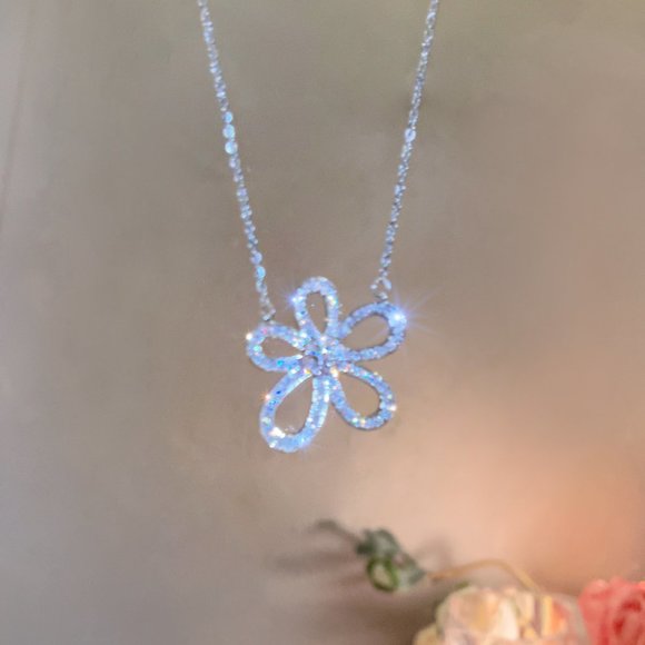 five petal flower necklace - Picture 5 of 6